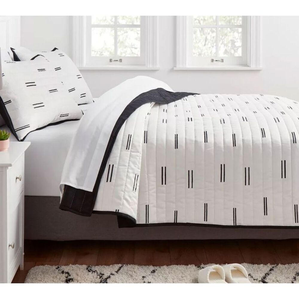 Room Essentials - Twin/Twin Extra Long Satin Quilt White/Black - Roo White/Black - Picture 4 of 4